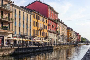 Milan, İtalya - 15 Ağustos 2015: Turist Naviglio Grande kanal suyolu Milan İtalya 