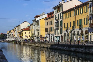 Milan, İtalya - 15 Ağustos 2015: Turist Naviglio Grande kanal suyolu Milan İtalya 