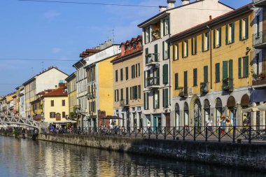 Milan, İtalya - 15 Ağustos 2015: Turist Naviglio Grande kanal suyolu Milan İtalya 