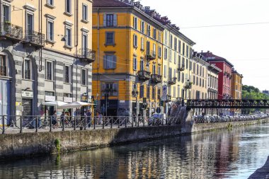 Milan, İtalya - 15 Ağustos 2015: Turist Naviglio Grande kanal suyolu Milan İtalya 