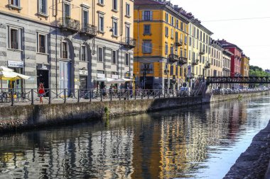Milan, İtalya - 15 Ağustos 2015: Turist Naviglio Grande kanal suyolu Milan İtalya 