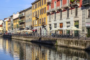 Milan, İtalya - 15 Ağustos 2015: Turist Naviglio Grande kanal suyolu Milan İtalya 