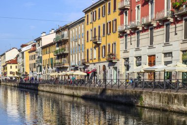 Milan, İtalya - 15 Ağustos 2015: Turist Naviglio Grande kanal suyolu Milan İtalya 