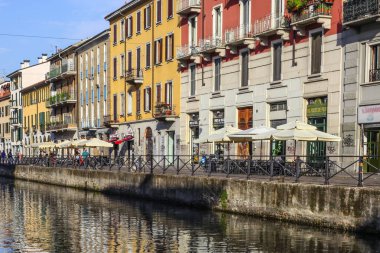 Milan, İtalya - 15 Ağustos 2015: Turist Naviglio Grande kanal suyolu Milan İtalya 