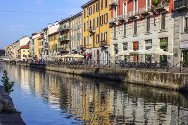 Milan, İtalya - 15 Ağustos 2015: Turist Naviglio Grande kanal suyolu Milan İtalya 