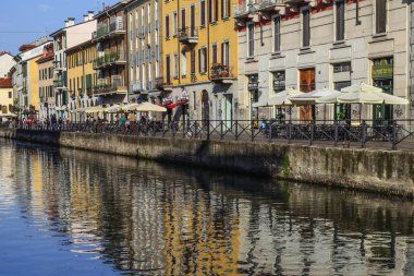 Milan, İtalya - 15 Ağustos 2015: Turist Naviglio Grande kanal suyolu Milan İtalya 