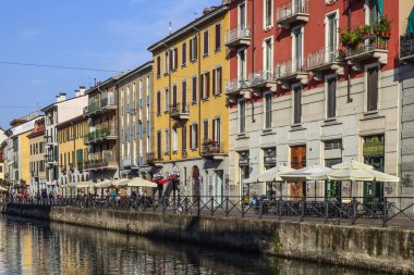 Milan, İtalya - 15 Ağustos 2015: Turist Naviglio Grande kanal suyolu Milan İtalya 