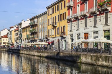 Milan, İtalya - 15 Ağustos 2015: Turist Naviglio Grande kanal suyolu Milan İtalya 