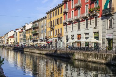 Milan, İtalya - 15 Ağustos 2015: Turist Naviglio Grande kanal suyolu Milan İtalya 