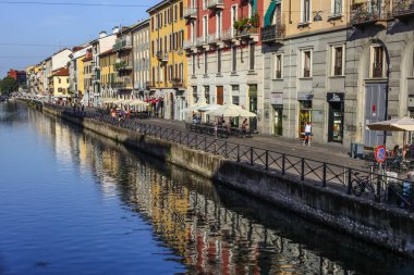 Milan, İtalya - 15 Ağustos 2015: Turist Naviglio Grande kanal suyolu Milan İtalya 