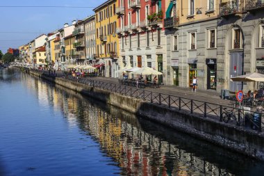 Milan, İtalya - 15 Ağustos 2015: Turist Naviglio Grande kanal suyolu Milan İtalya 