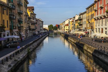Milan, İtalya - 15 Ağustos 2015: Turist Naviglio Grande kanal suyolu Milan İtalya 