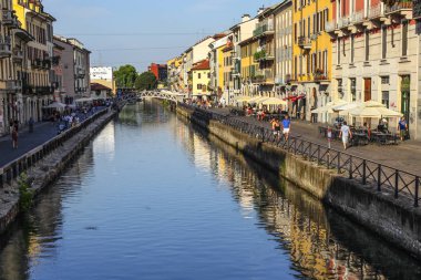Milan, İtalya - 15 Ağustos 2015: Turist Naviglio Grande kanal suyolu Milan İtalya 