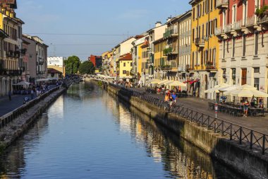 Milan, İtalya - 15 Ağustos 2015: Turist Naviglio Grande kanal suyolu Milan İtalya 