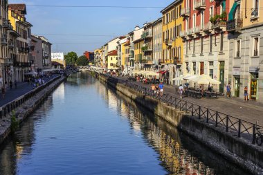Milan, İtalya - 15 Ağustos 2015: Turist Naviglio Grande kanal suyolu Milan İtalya 