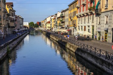 Milan, İtalya - 15 Ağustos 2015: Turist Naviglio Grande kanal suyolu Milan İtalya 