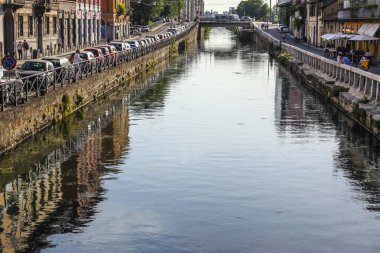 Milan, İtalya - 15 Ağustos 2015: Turist Naviglio Grande kanal suyolu Milan İtalya 