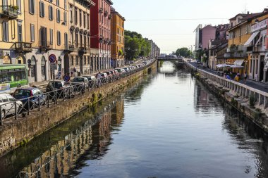 Milan, İtalya - 15 Ağustos 2015: Turist Naviglio Grande kanal suyolu Milan İtalya 