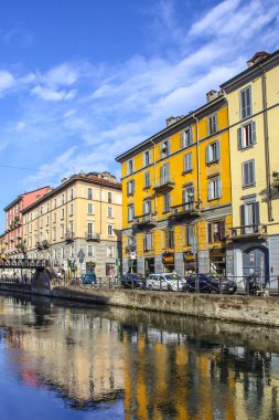Milan, İtalya - 15 Ağustos 2015: Turist Naviglio Grande kanal suyolu Milan İtalya 