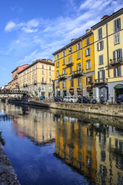 Milan, İtalya - 15 Ağustos 2015: Turist Naviglio Grande kanal suyolu Milan İtalya 