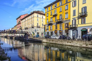 Milan, İtalya - 15 Ağustos 2015: Turist Naviglio Grande kanal suyolu Milan İtalya 