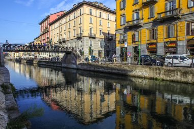 Milan, İtalya - 15 Ağustos 2015: Turist Naviglio Grande kanal suyolu Milan İtalya 