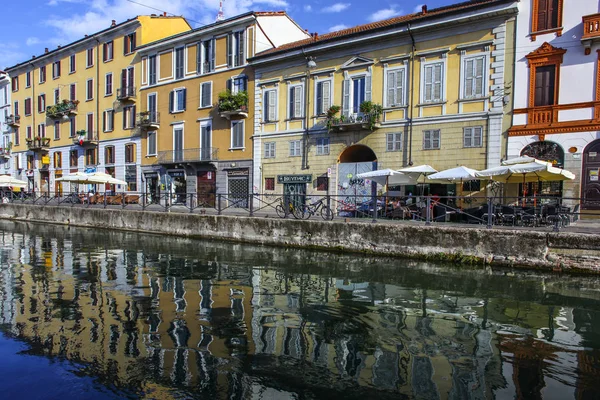 Milan Italy August 2015 Tourists Naviglio Grande Canal Waterway Milan — Stock Photo, Image