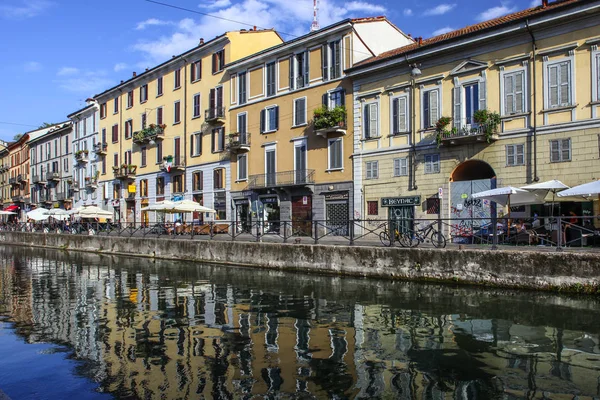 Mediolan Włochy Sierpnia 2015 Turyści Kanale Żeglugi Kanału Naviglio Grande — Zdjęcie stockowe