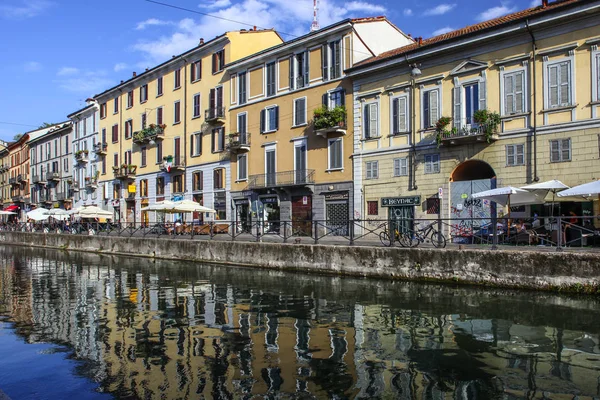 Milan, İtalya - 15 Ağustos 2015: Turist Naviglio Grande kanal suyolu Milan İtalya 