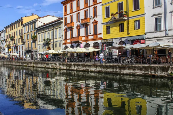 Milan Italy August 2015 Tourists Naviglio Grande Canal Waterway Milan — Stock Photo, Image