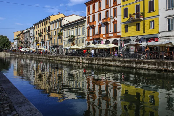 Milan Olaszország Augusztus 2015 Turisták Naviglio Grande Csatorna Vízi Milánó — Stock Fotó