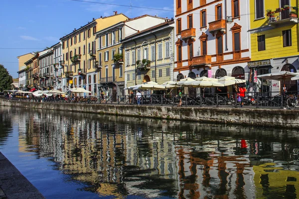 Milan Olaszország Augusztus 2015 Turisták Naviglio Grande Csatorna Vízi Milánó — Stock Fotó