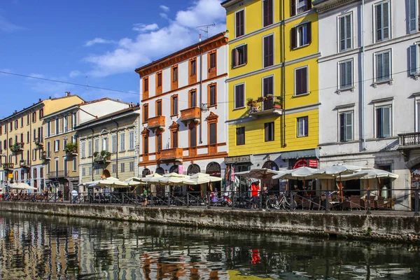 ミラノ イタリア 2015 イタリアミラノのナヴィーリオグランデ運河水路での観光客 — ストック写真