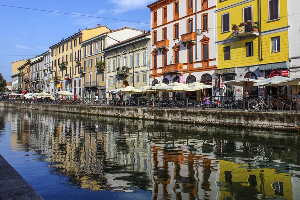 Milan Italy August 2015 Tourists Naviglio Grande Canal Waterway Milan — Stock Photo, Image