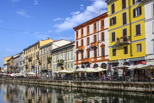 Milan Olaszország Augusztus 2015 Turisták Naviglio Grande Csatorna Vízi Milánó — Stock Fotó