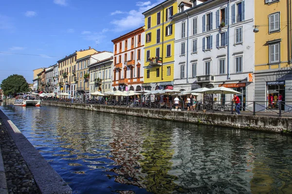 ミラノ イタリア 2015 イタリアミラノのナヴィーリオグランデ運河水路での観光客 — ストック写真