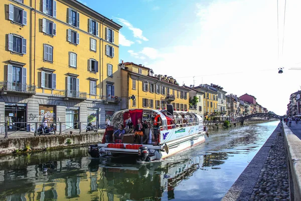 Milan Italië Augustus 2015 Toeristen Waterweg Kanaal Naviglio Grande Milaan — Stockfoto