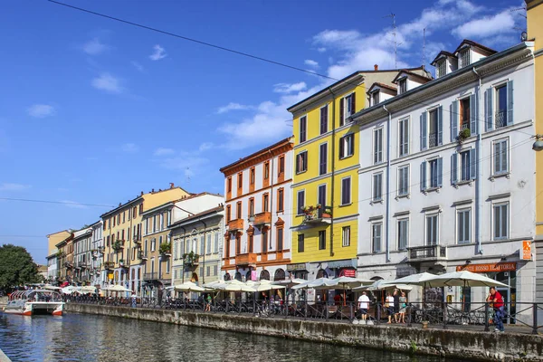 Milan Olaszország Augusztus 2015 Turisták Naviglio Grande Csatorna Vízi Milánó — Stock Fotó