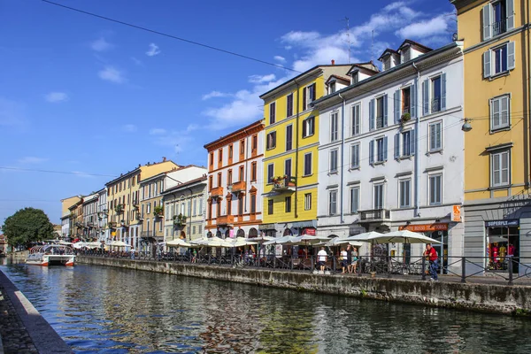 ミラノ イタリア 2015 イタリアミラノのナヴィーリオグランデ運河水路での観光客 — ストック写真