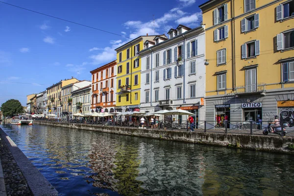 Milan Italy August 2015 Tourists Naviglio Grande Canal Waterway Milan — Stock Photo, Image