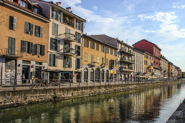 Milan Italy August 2015 Tourists Naviglio Grande Canal Waterway Milan — Stock Photo, Image