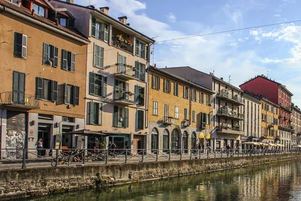 Milan Italy August 2015 Tourists Naviglio Grande Canal Waterway Milan — Stock Photo, Image