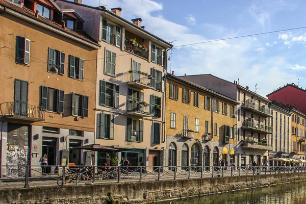 Milano Italien Augusti 2015 Turister Naviglio Grande Canal Vatten Vägar — Stockfoto