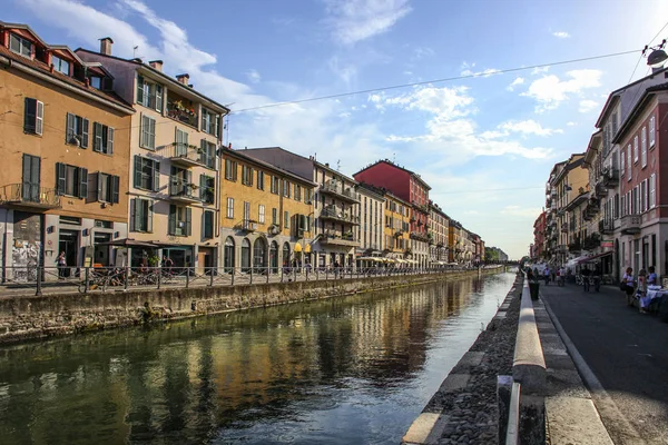 Milano Italien Augusti 2015 Turister Naviglio Grande Canal Vatten Vägar — Stockfoto