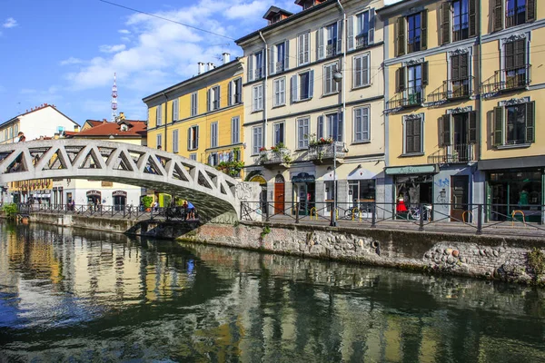 Milan Italy August 2015 Tourists Naviglio Grande Canal Waterway Milan — Stock Photo, Image