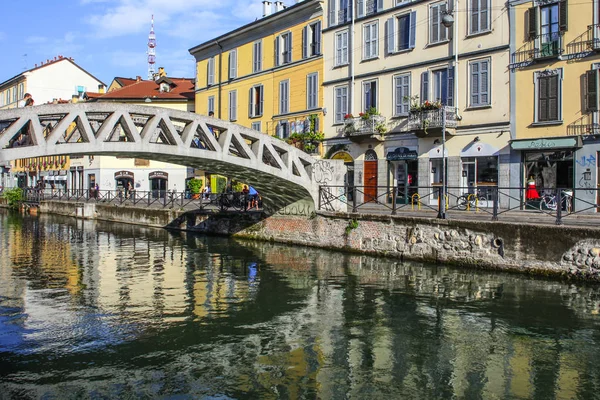 Milan Italy August 2015 Tourists Naviglio Grande Canal Waterway Milan — Stock Photo, Image