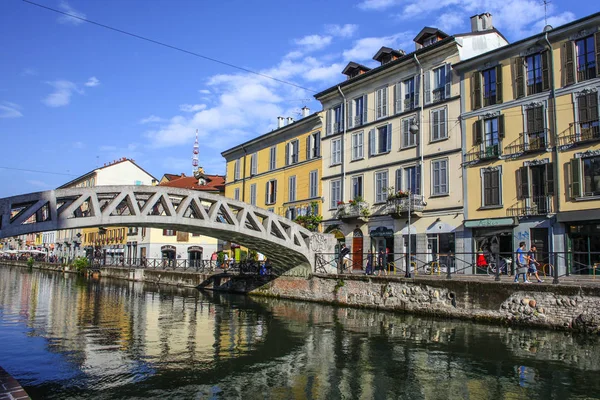 Milan Italy August 2015 Tourists Naviglio Grande Canal Waterway Milan — Stock Photo, Image