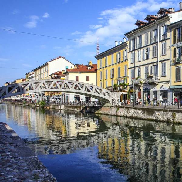 ミラノ イタリア 2015 イタリアミラノのナヴィーリオグランデ運河水路での観光客 — ストック写真