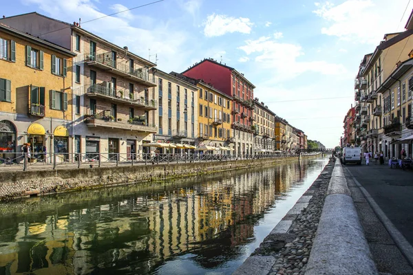 Mediolan Włochy Sierpnia 2015 Turyści Kanale Żeglugi Kanału Naviglio Grande — Zdjęcie stockowe