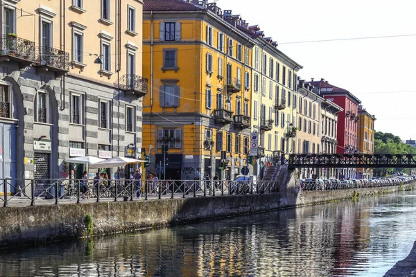 ミラノ イタリア 2015 イタリアミラノのナヴィーリオグランデ運河水路での観光客 — ストック写真